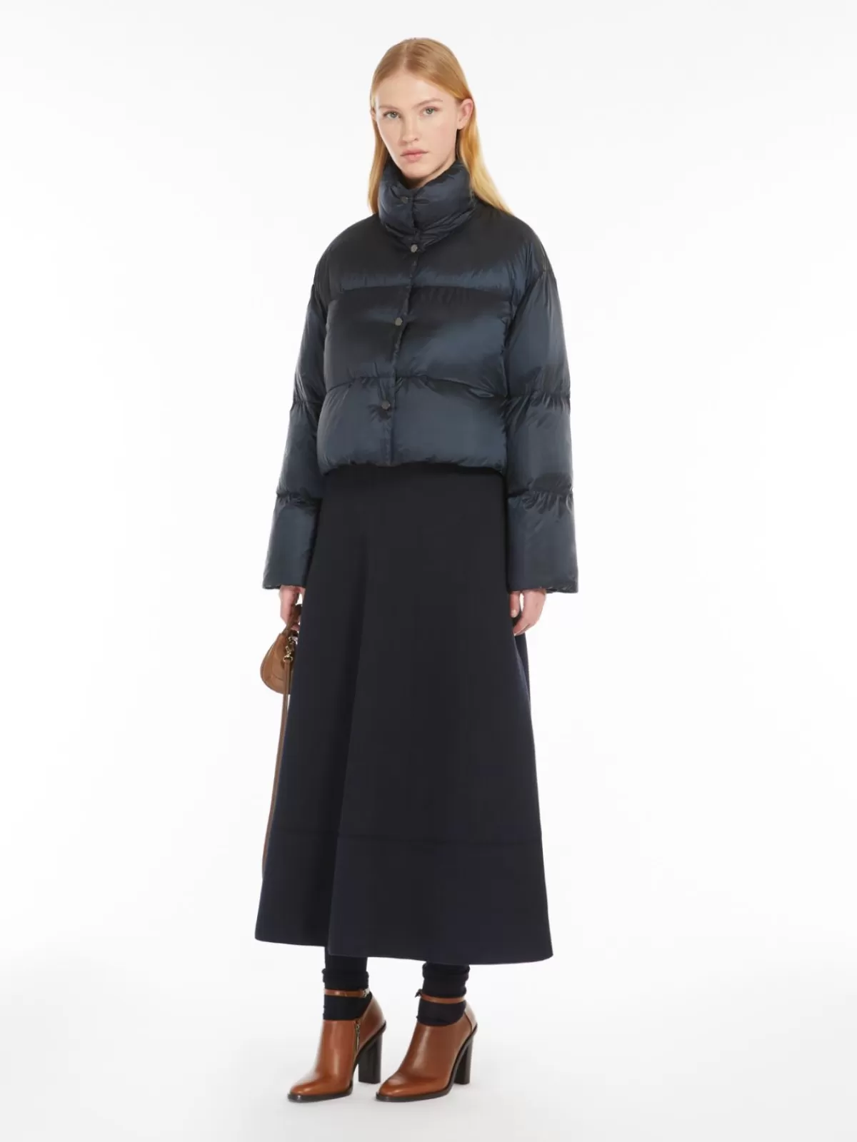 Chaqueta corta impermeable Max Mara - Plumón ultraligero en tono midnight blue 

(Se mantiene la esencia del producto con estructura conversacional, usa guión como separador natural, adapta 