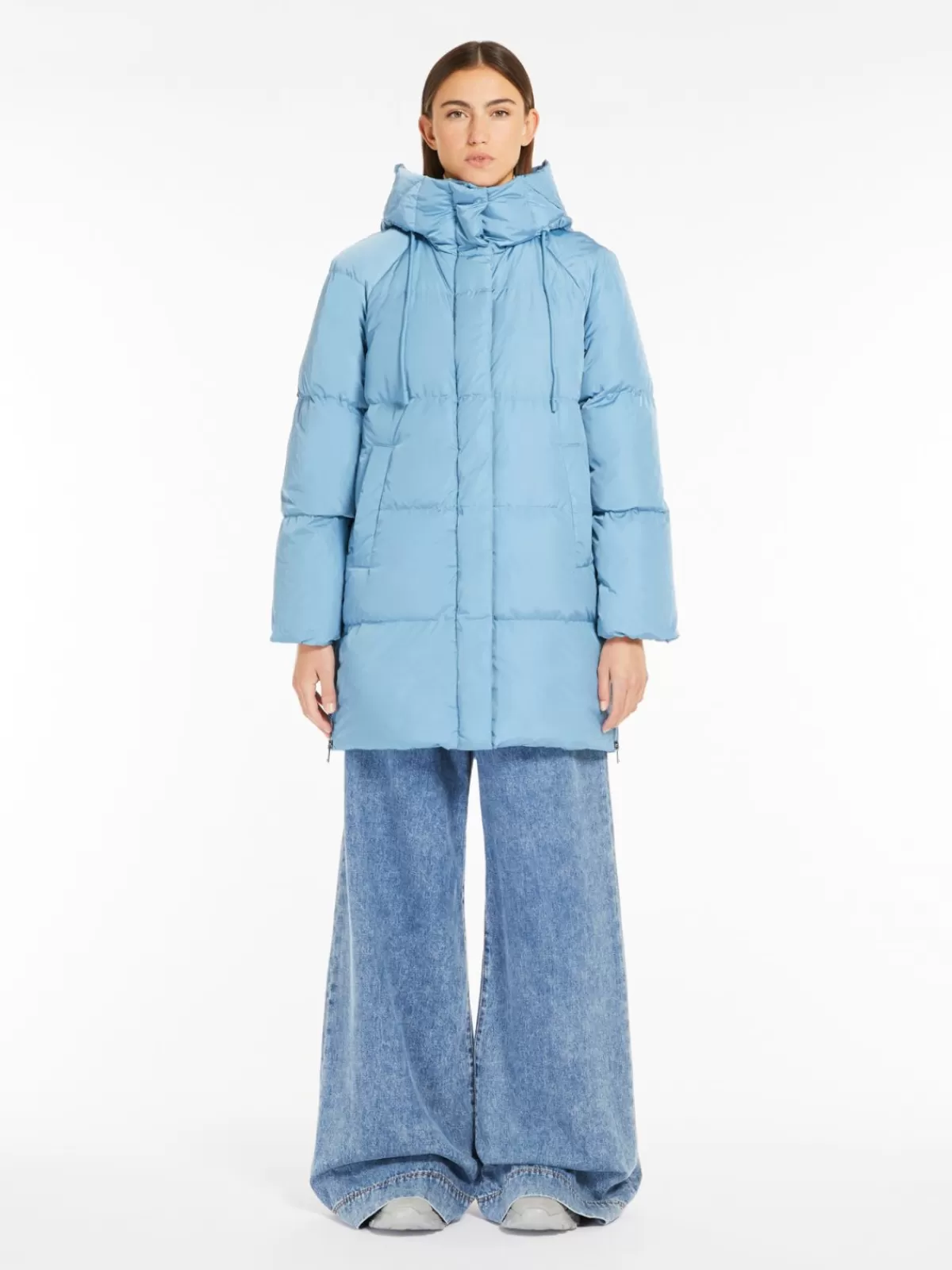 Max Mara – Abrigo acolchado impermeable en tafté ligero, tonalidad azul cielo – Diseño urbano con capucha ajustable