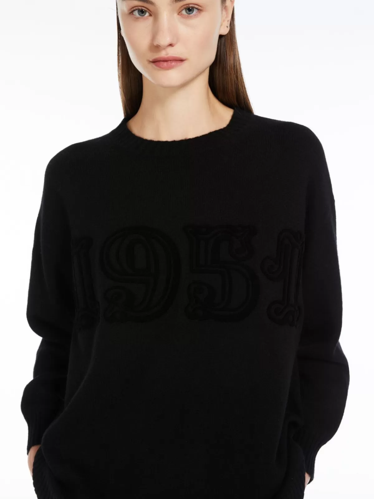 MaxMara Abrazo Invernal - Jersey de lana y cachemir en tono ébano, diseño clásico con tejido suave para calidez refinada. Prenda esencial que combina estilo atemporal y comodidad elegante.