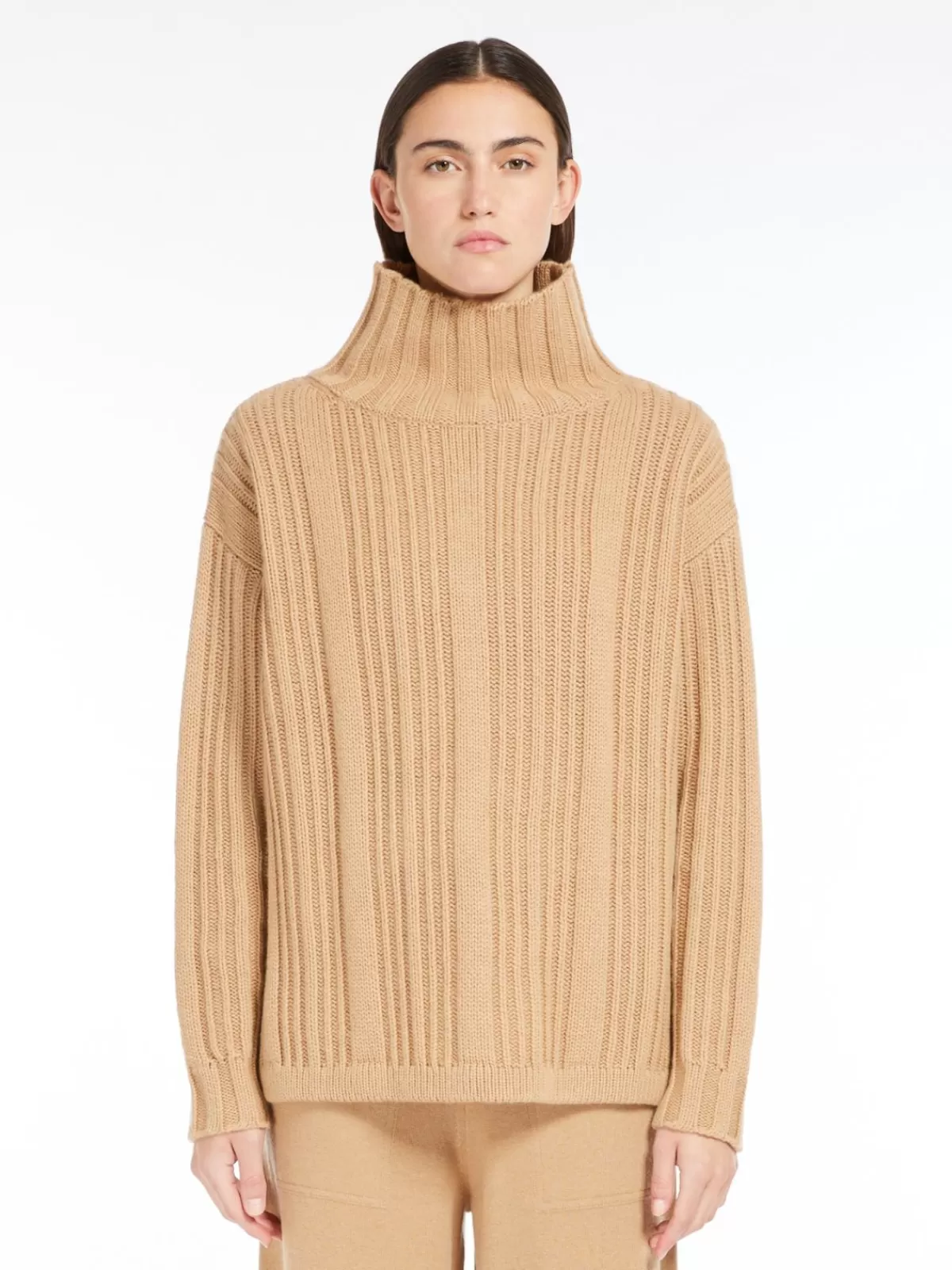 Max Mara Suéter acogedor de cuello alto - Cachemir y lana virgen en tono camel, diseño elegante para invierno