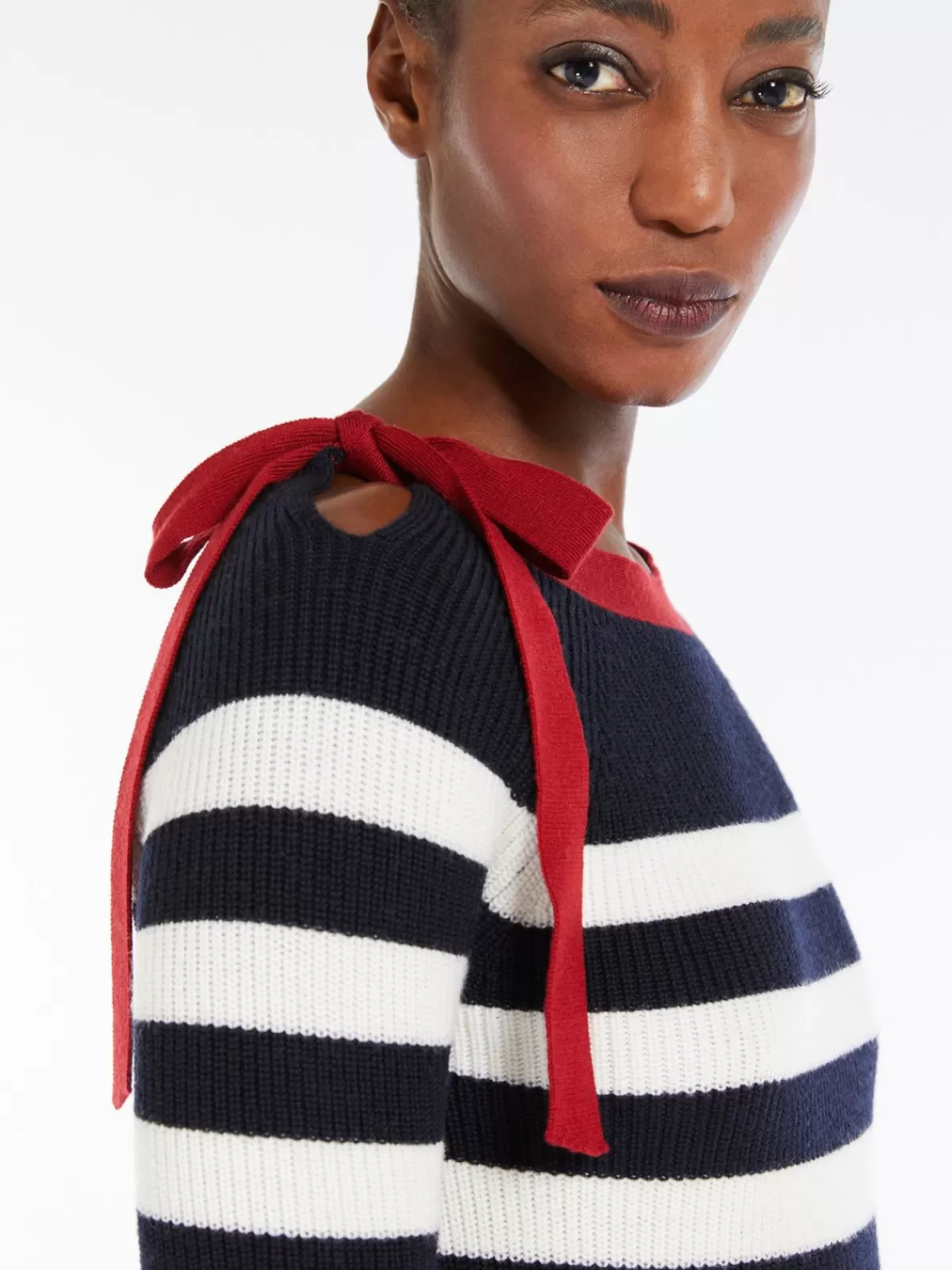 Sweater de lana Max Mara con lazo decorativo - Combinación invernal en blanco y azul claro