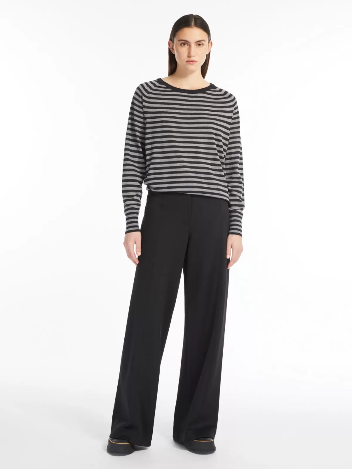 Max Mara - Suéter clásico de lana merino en gris claro, diseño atemporal y versátil para tu colección de invierno