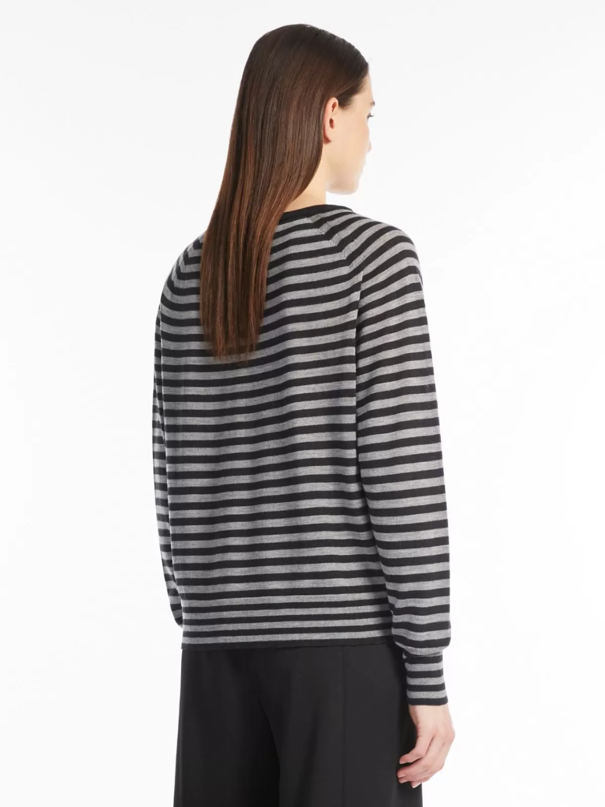 Max Mara - Suéter clásico de lana merino en gris claro, diseño atemporal y versátil para tu colección de invierno