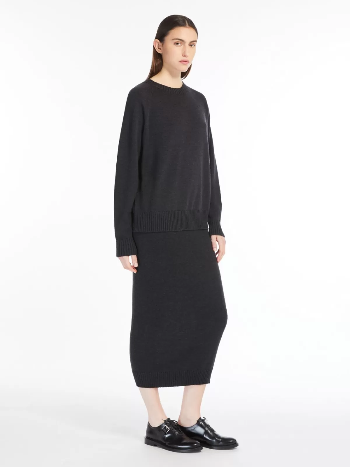 Max Mara - Jersey de lana cálido en gris carbón para invierno