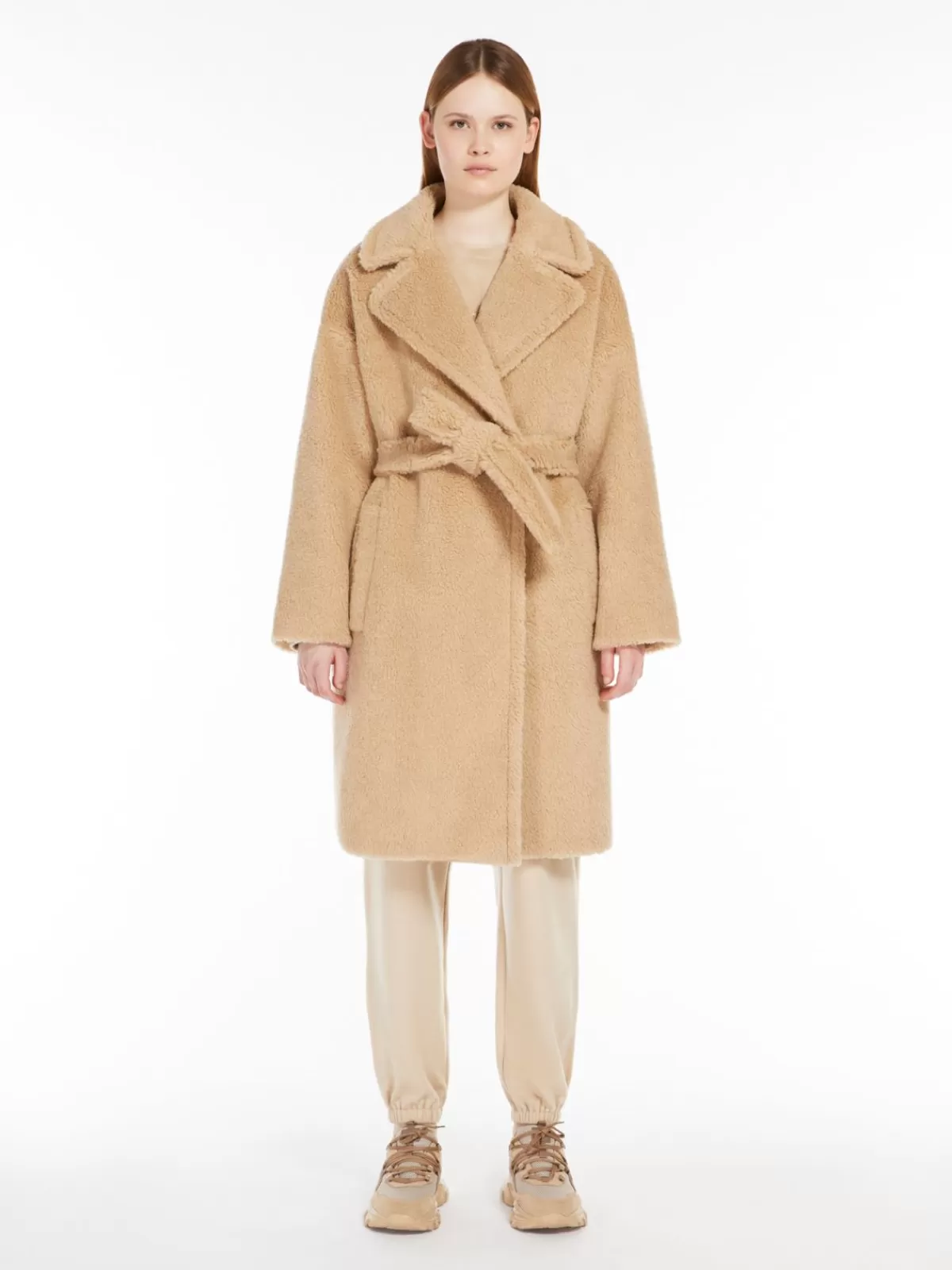 Abrigo oversize de lana virgen en tono beige arena - diseño tipo bata acogedor para Invierno | Modelo clásico de Max Mara