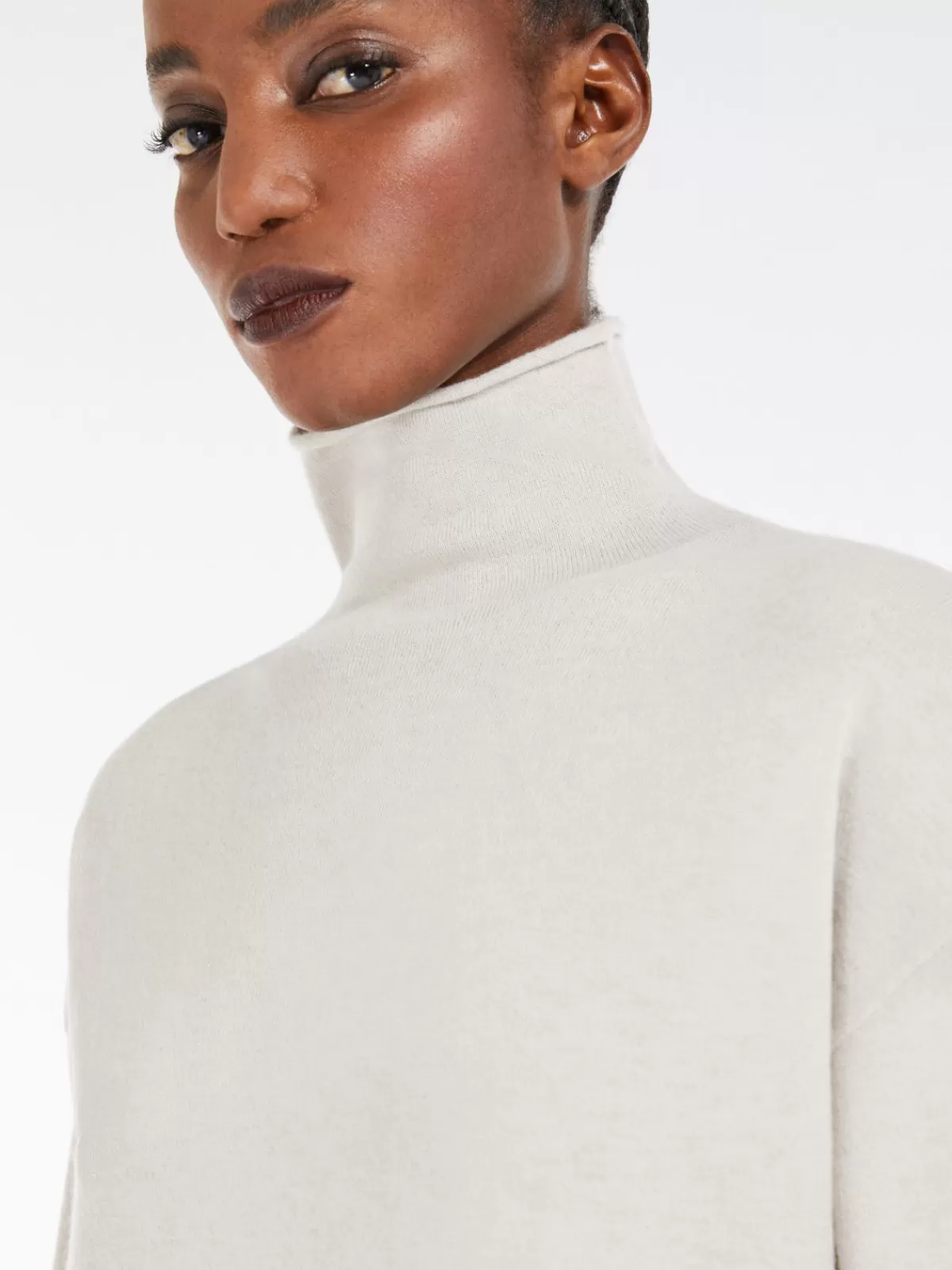 Jersey de cuello alto en lana color gris nacarado - Prenda esencial de invierno Max Mara