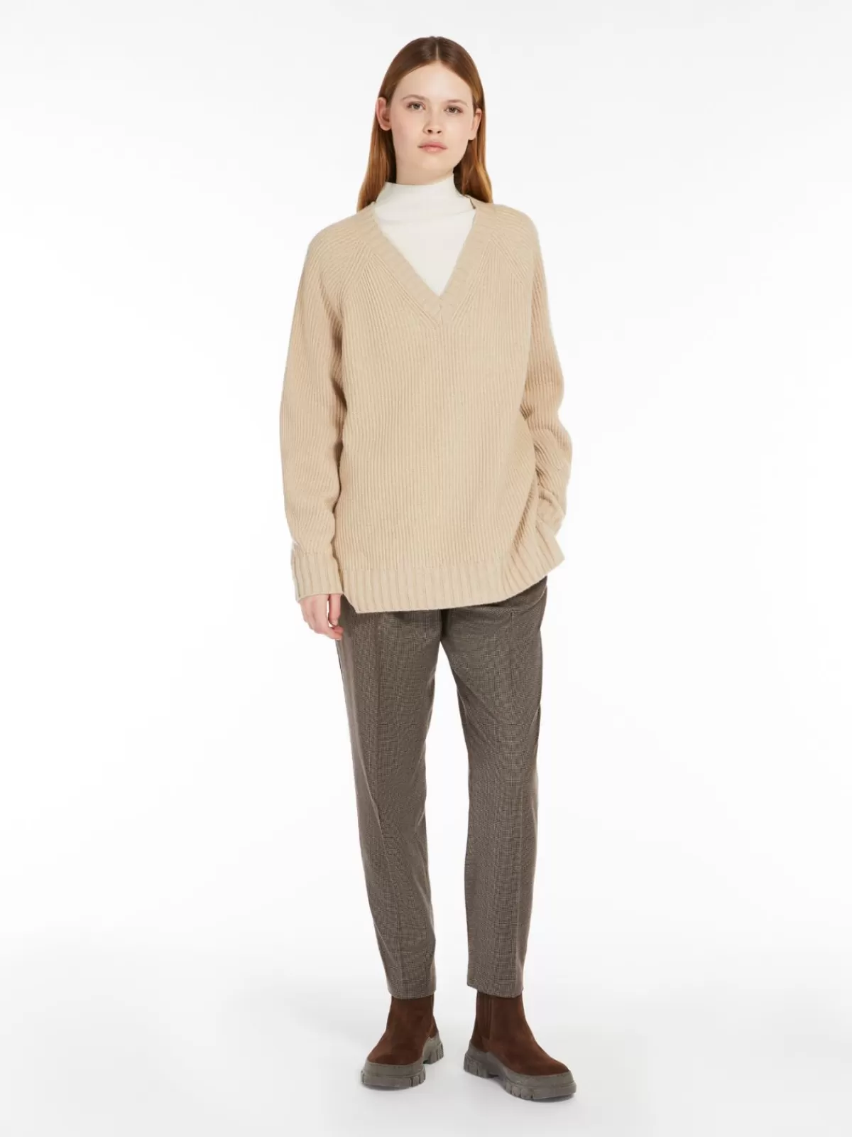 Suéter acogedor Max Mara cuello en V - Lana suave, viscosa transpirable y cachemira de lujo en tonalidad arena cálida