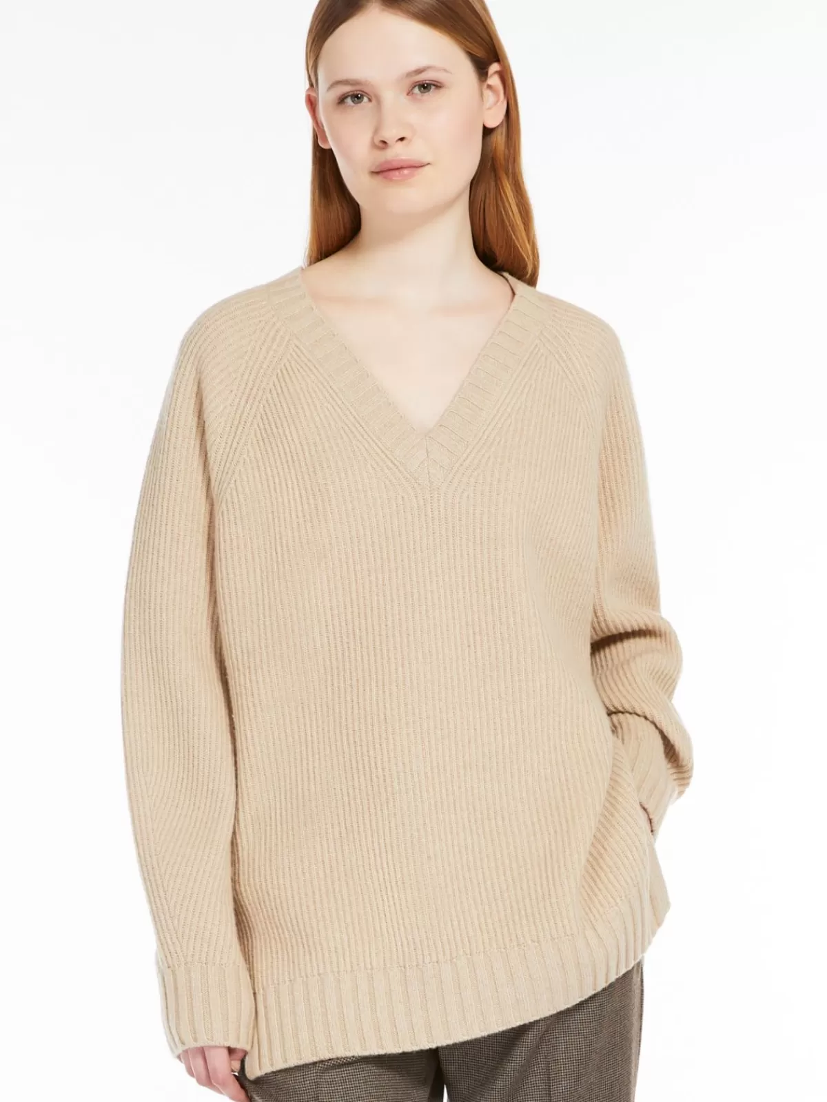 Suéter acogedor Max Mara cuello en V - Lana suave, viscosa transpirable y cachemira de lujo en tonalidad arena cálida